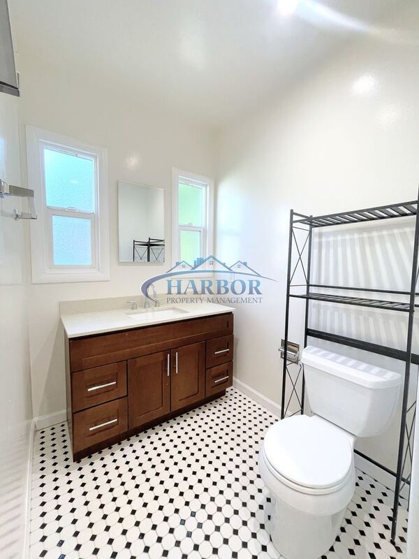 Building Photo - 1016 N Serrano Ave