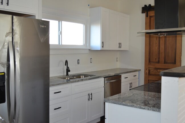 Building Photo - 20 Mcreynolds St