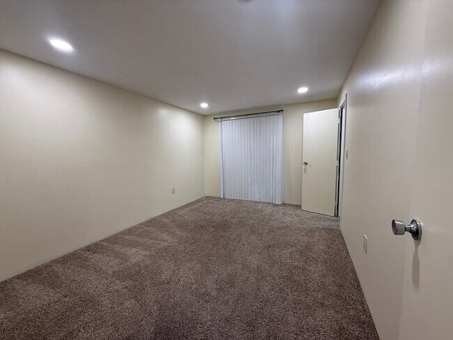 Building Photo - 10 Squire Ct