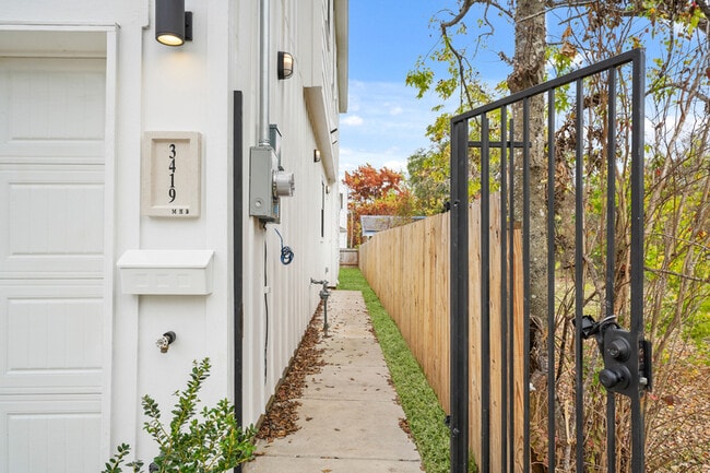 Building Photo - 3419 Tuam St