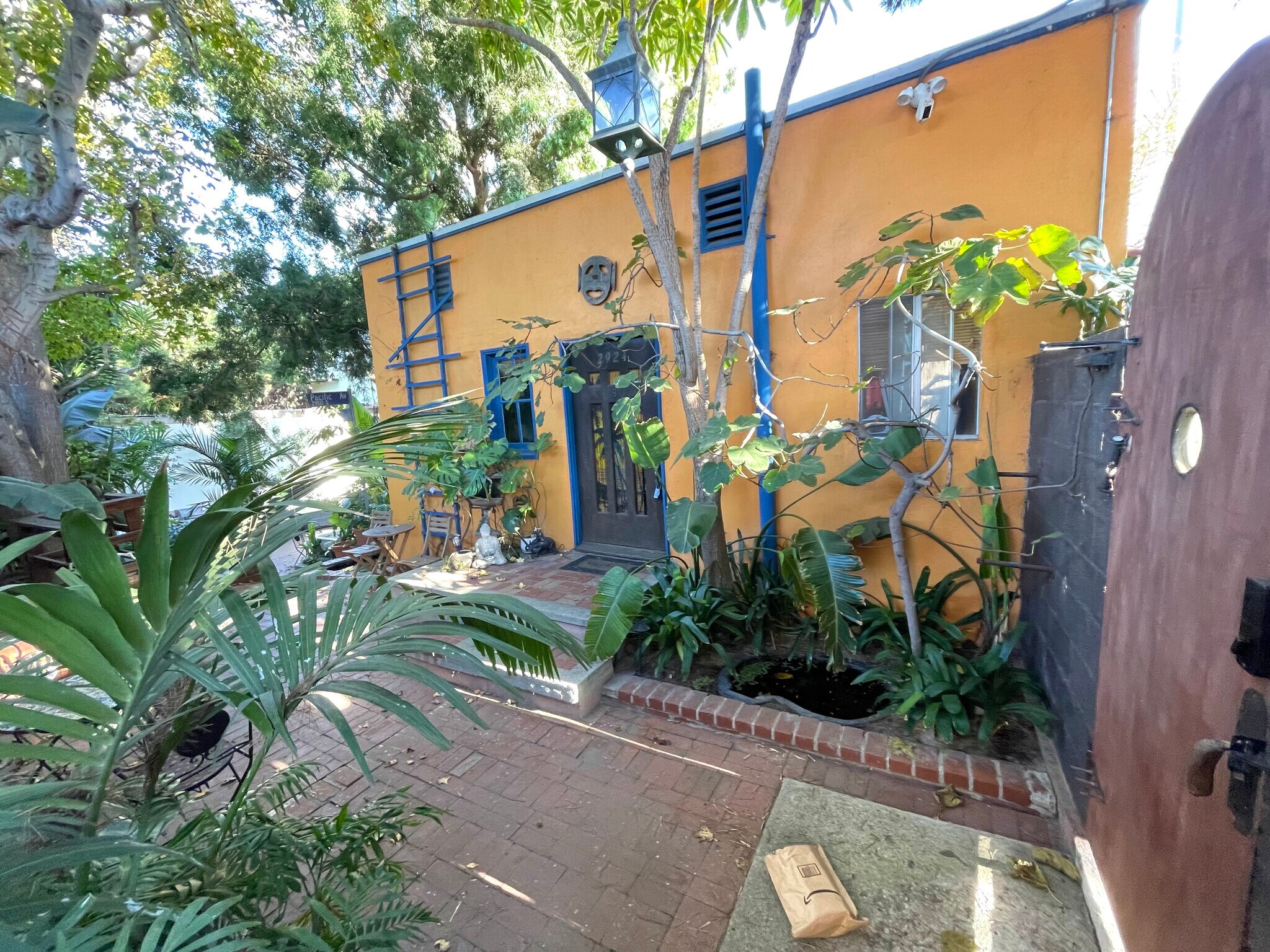 Shared courtyard with four other bungalows - 2918 Pacific Ave
