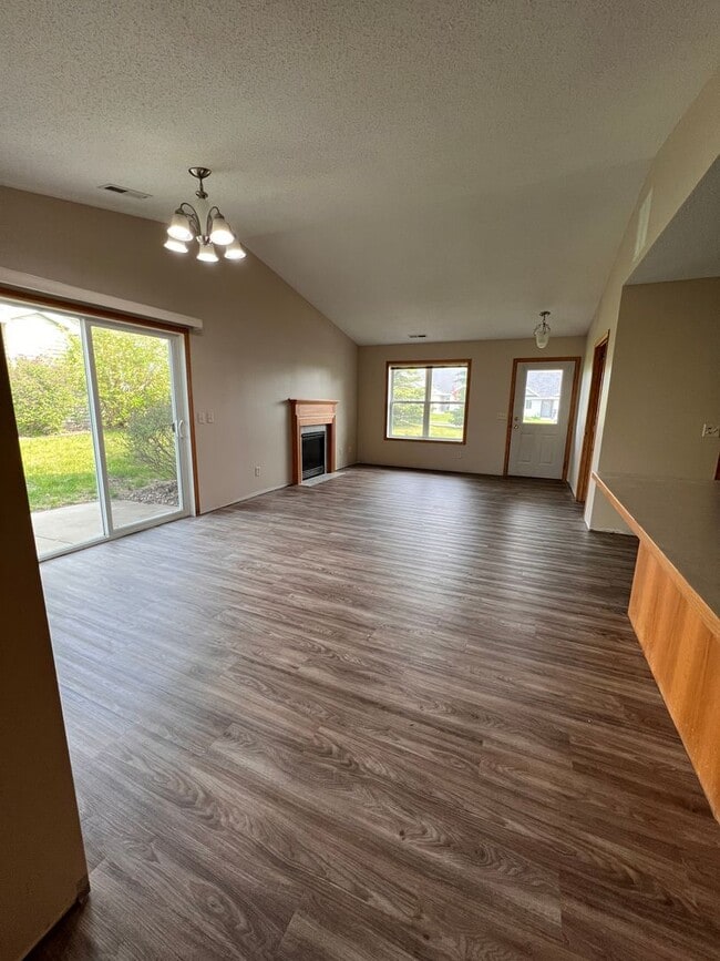 Building Photo - 938 E 6th St