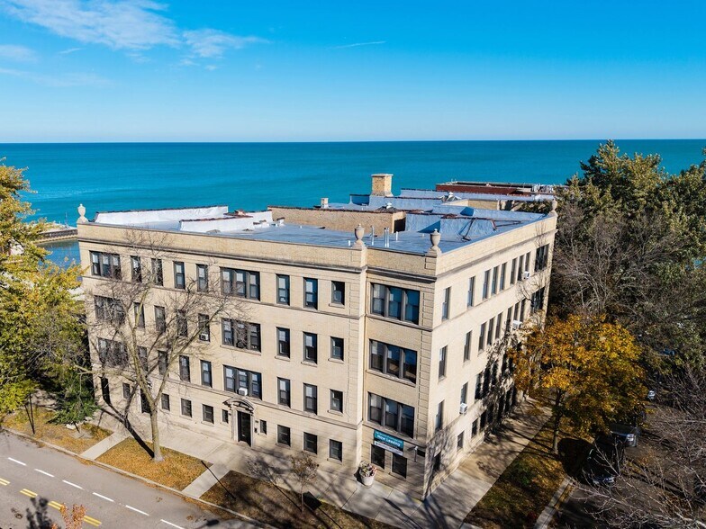 Building Photo - 7503 N Eastlake Ter