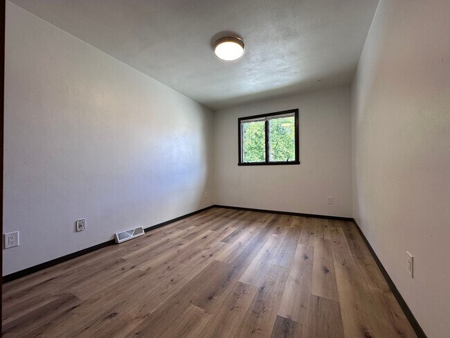 Building Photo - 430 E 1st Ave