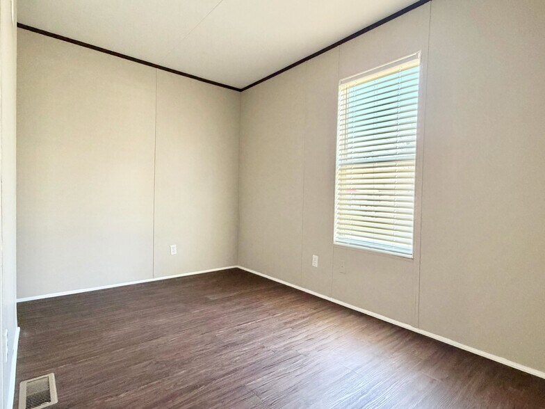 Building Photo - 130 Janice St