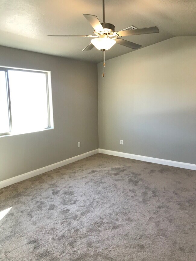 Building Photo - Spacious 4 bed 2.5 bath Townhome in Hurricane Heights