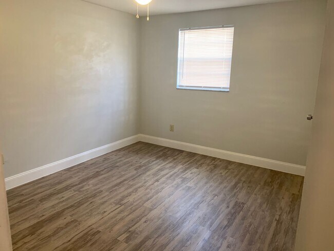 Building Photo - 3 bedroom 1 bath recently refurbished  wit...