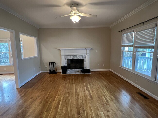 Building Photo - 123 Forest Green Dr