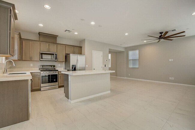 Building Photo - 10643 Enridge Ave
