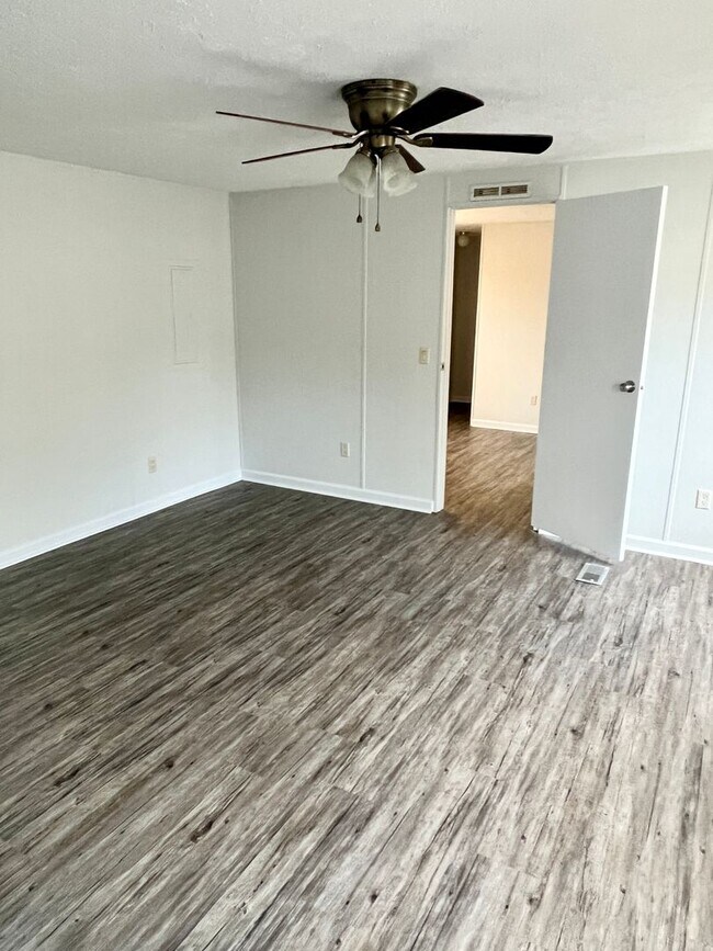 Building Photo - Move in ready!! 2BD/2BA spacious mobile home!