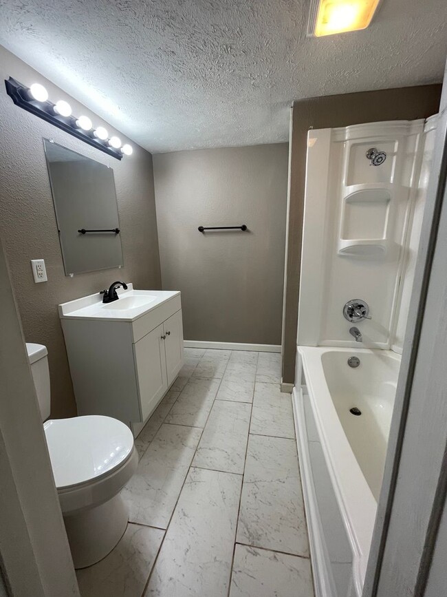 Building Photo - Recently Remodeled 3 bedroom 2 full bathro...