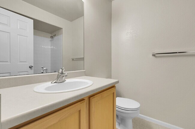 Building Photo - $2,695- 3 Bed, 3 Bath Updated Townhouse wi...