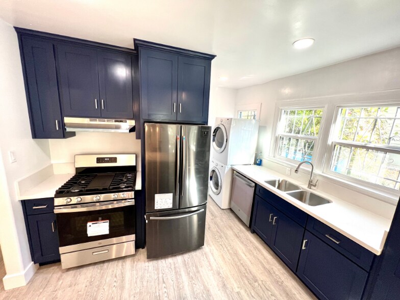 Building Photo - 855 W 43rd Pl
