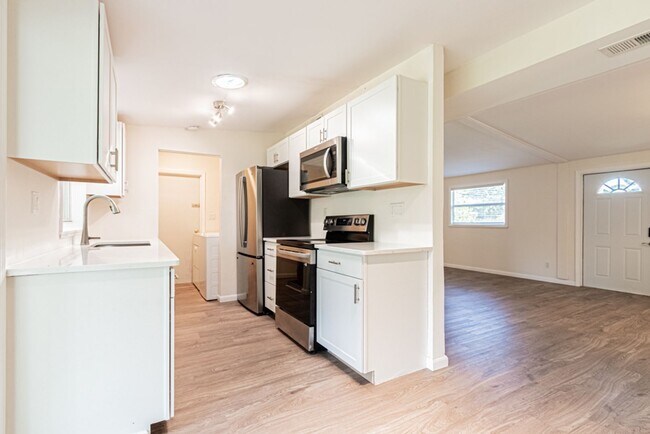 Building Photo - Annual Rental – Pet-Friendly Charming Napl...