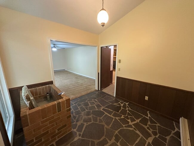 Building Photo - Private, Spacious, Well Maintained 3 Bedro...
