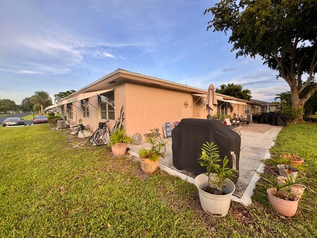 Building Photo - 1252 Club Dr W