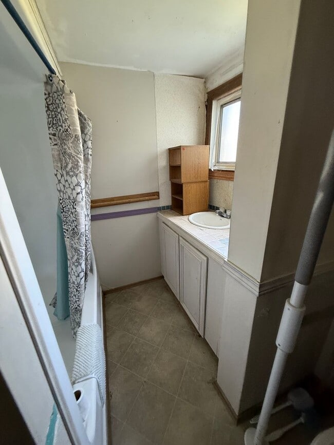 Building Photo - 3bd 1 1/2 ba