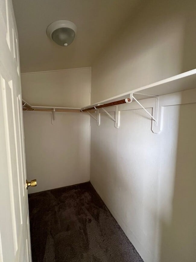 Building Photo - 2 Bedroom 1 Bath with W/D Hook Ups!