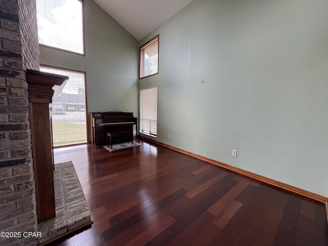 Building Photo - 833 W Pierson Dr