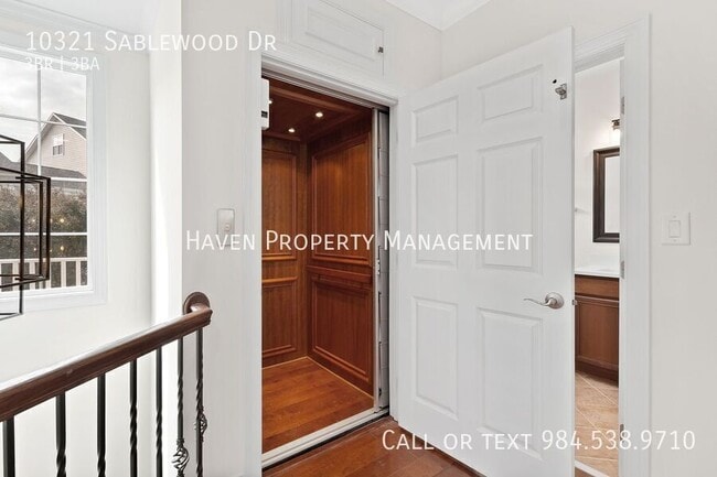 Building Photo - 10321 Sablewood Dr