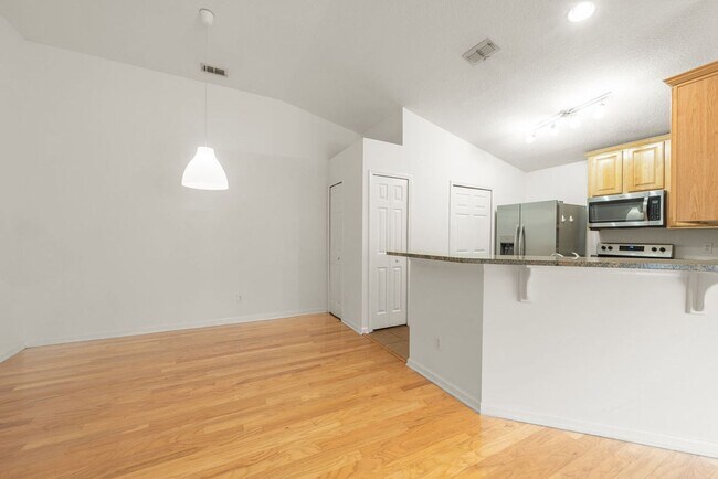 Building Photo - Jax Beach Condo Close to Everything