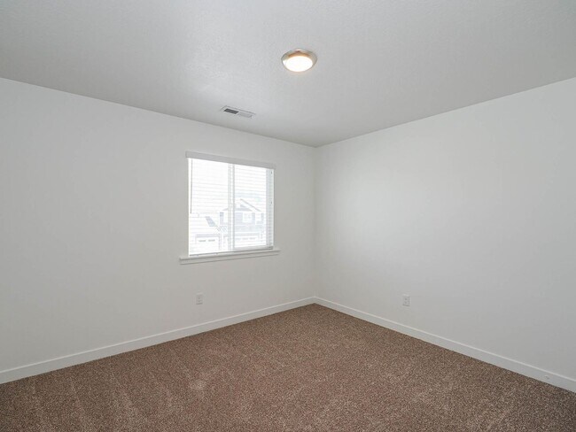 Building Photo - 4 Bedroom, 2.5 bathroom Eagle Mountain Home