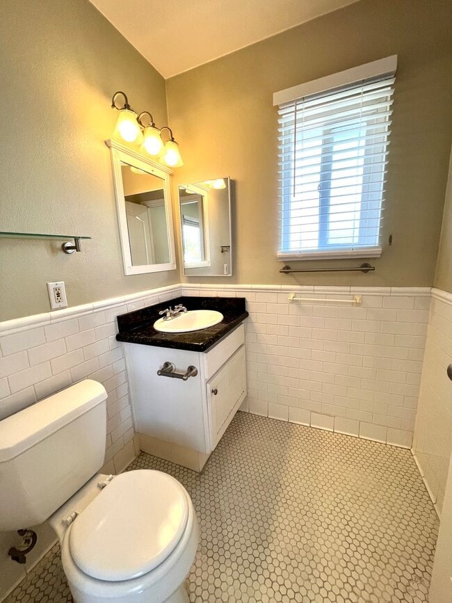 Building Photo - Bright Upstairs 2BR/1.5BA with Parking & G...