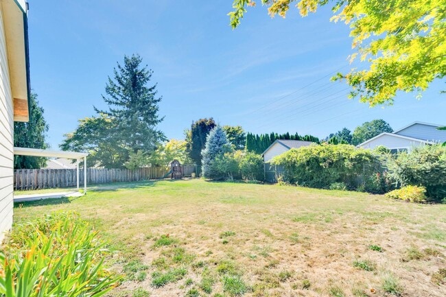 Building Photo - Bright, roomy 3-bdrm/2-bath home w/ office...