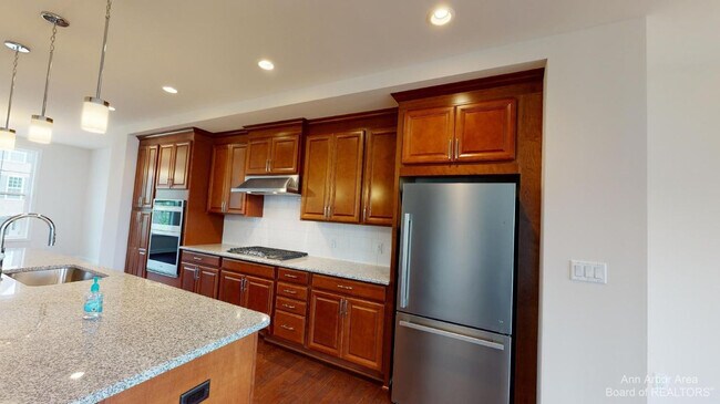 Building Photo - 2704 S Spurway Dr