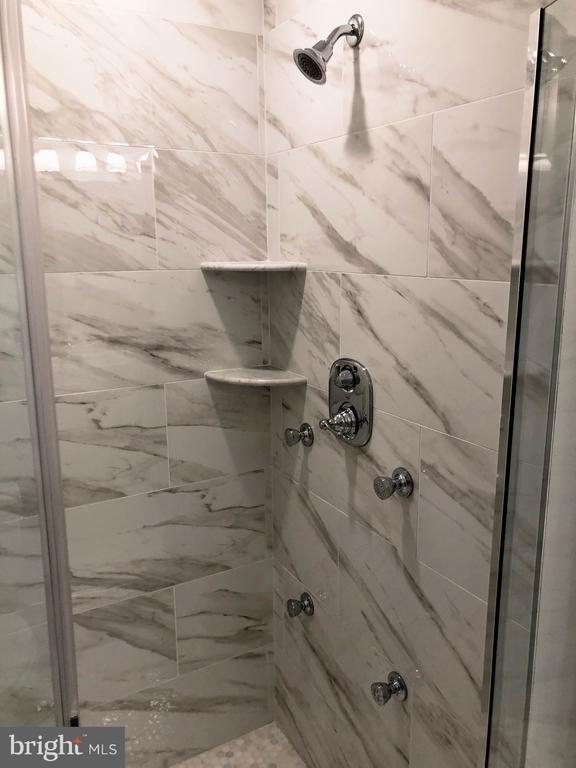 Building Photo - 632 S Decker Ave