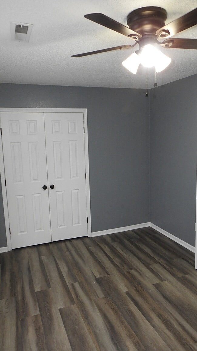 Building Photo - Blue Springs - 2 bed - 1.5 bath Townhome