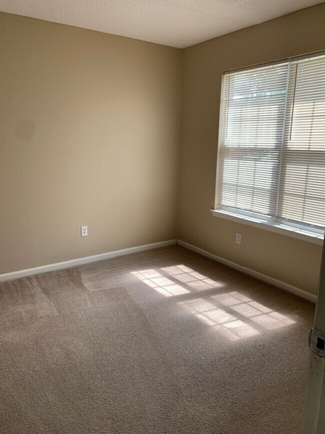 Building Photo - 3BD/2B located in Valdosta city limits.