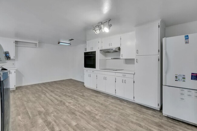 Building Photo - Cozy 4-Bedroom Home with Wood Stove & Large Backyard in Mountlake Terrace