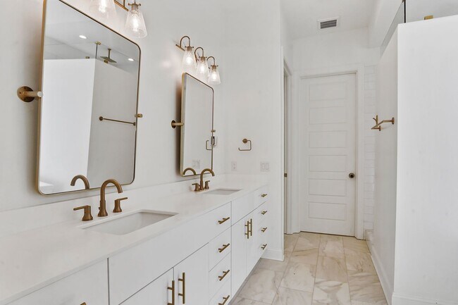 Building Photo - Pool/ Waterfront/ Custom Home in Waterways!