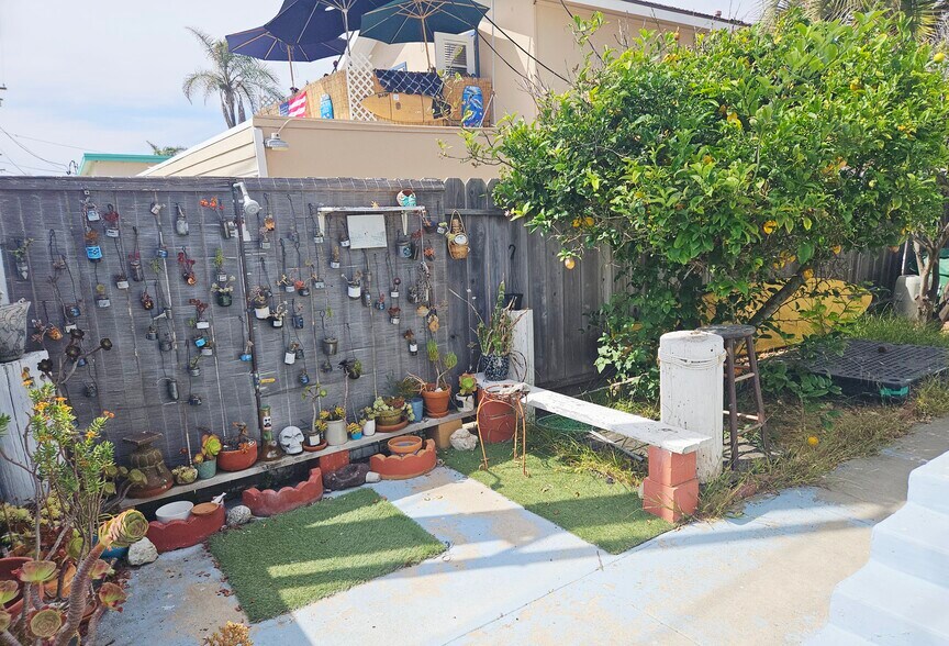 Private garden oasis in back of apartment with 2 lemon trees. - 934 S Myers St