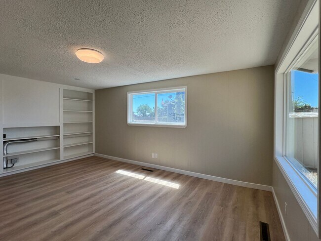 Building Photo - 324 N Central Dr
