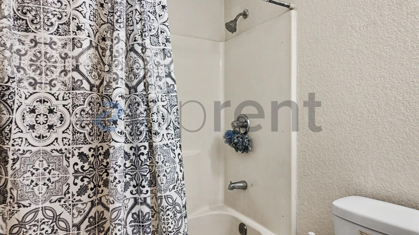 Building Photo - Unit D