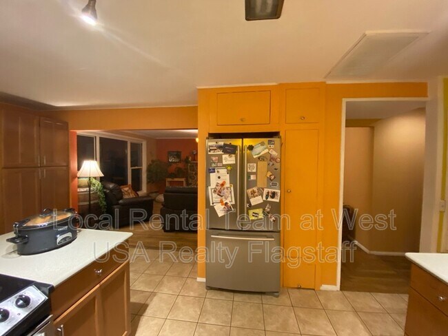 Building Photo - 1620 N Sunset Dr