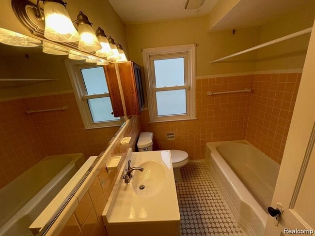 Building Photo - 1518 E Lincoln Ave