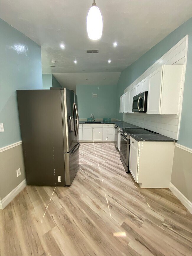 Building Photo - FULLY REMODELED VILLA IN REGENT PARK!!!!