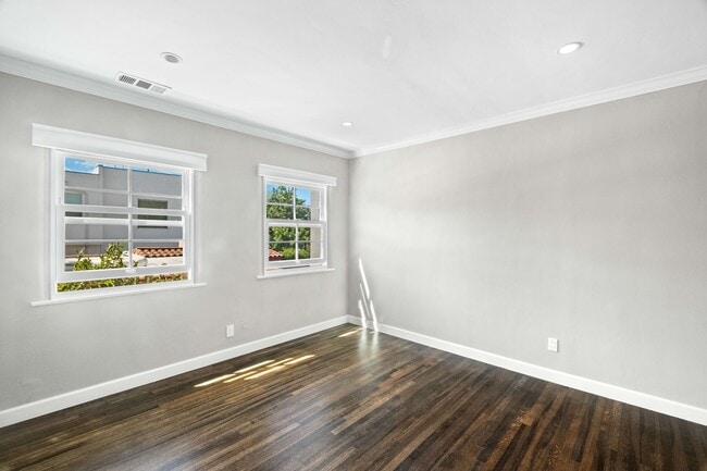 Building Photo - 1516 S Crest Dr