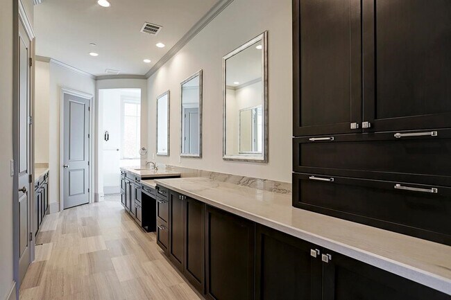 Building Photo - 1909 Revere St