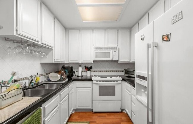 Building Photo - 850 State St