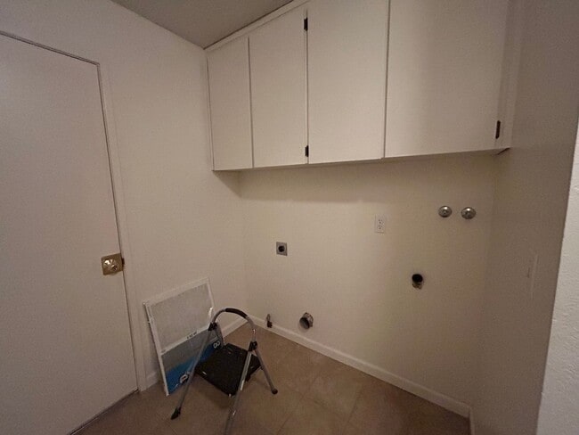 Building Photo - Spacious Home in Great Neighborhood off Tahoe Keys Blvd