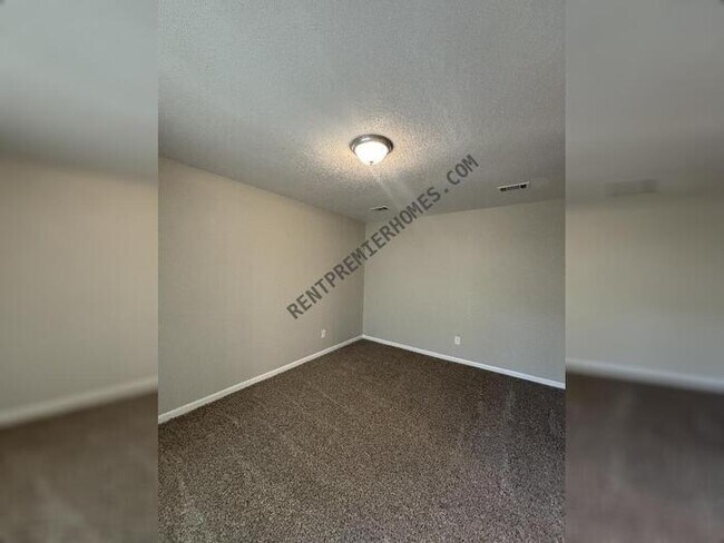 Building Photo - 2221 Dorchester Dr