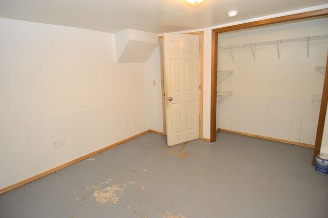 Building Photo - 5 Bedroom House for Rent