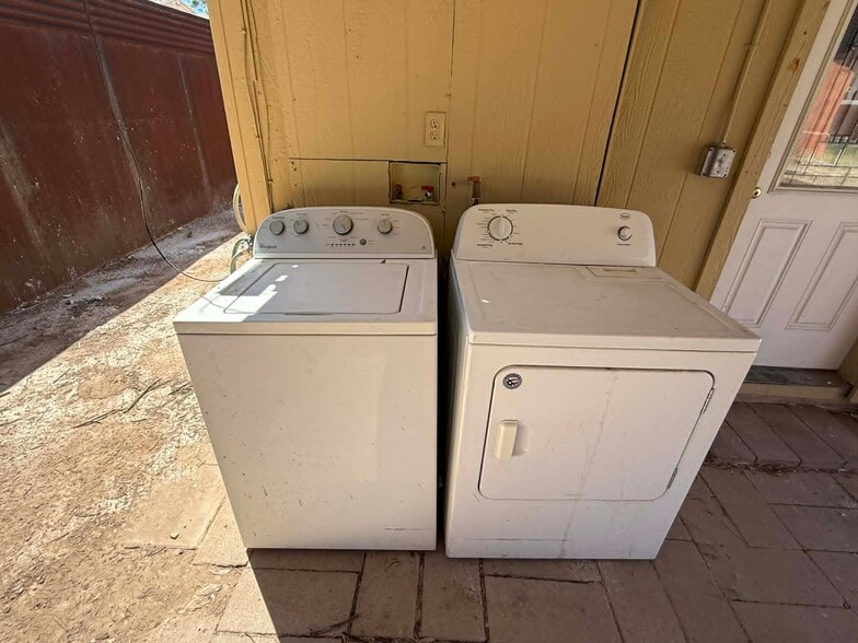 Building Photo - 1137 E Adelaide Dr