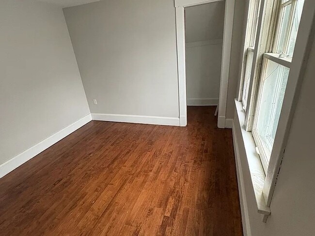 Building Photo - Renovated Duplex — 2 & 3 Bedroom Units in ...