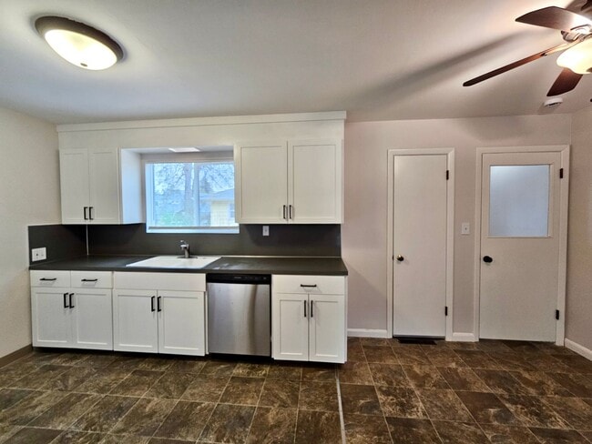 Building Photo - Newly Updated 3 Bed, 1.5 Bath Duplex Unit with Garage in Lovely Inner SE