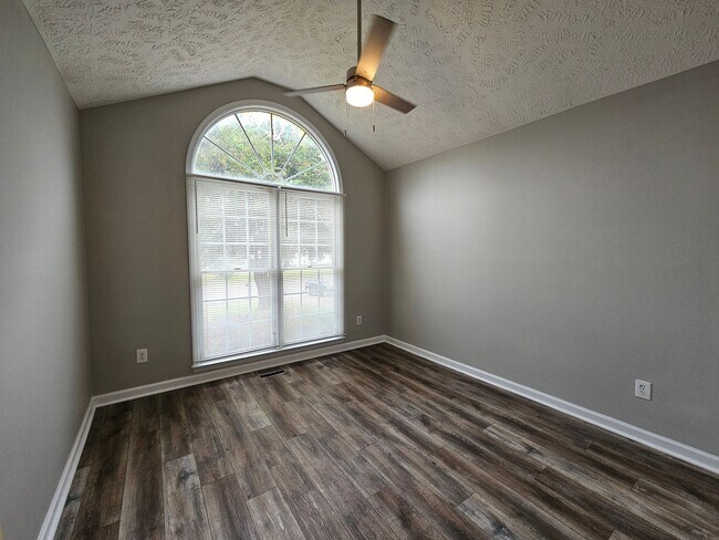 Building Photo - NEW LISTING!!!!!
